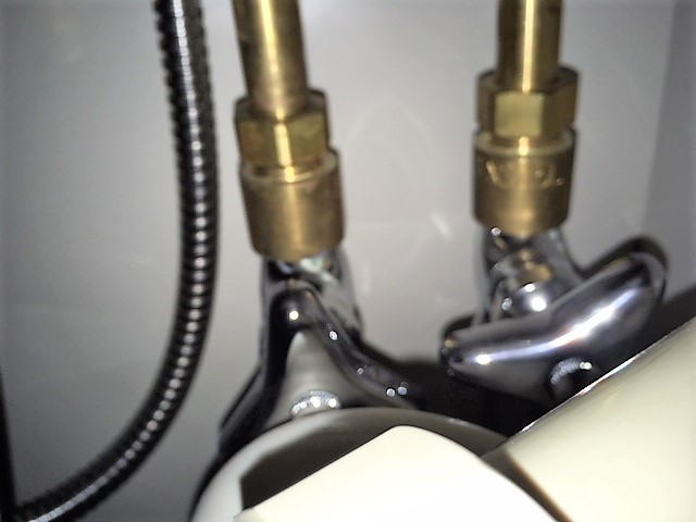 洗面所下の止水栓バルブ2