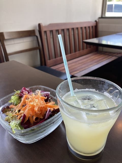 サラダとソフトドリンク